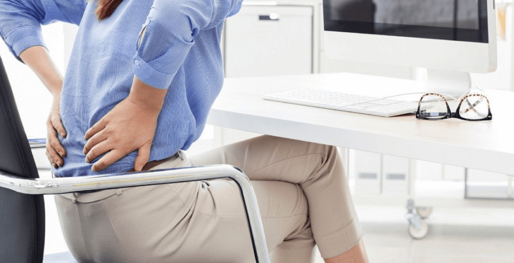 lombalgie d'un employé de bureau