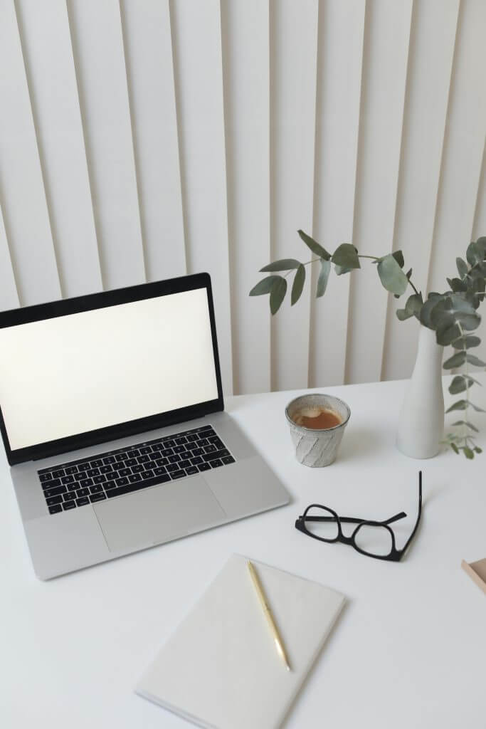 ordinateur ouvert prêt à préparer un site web