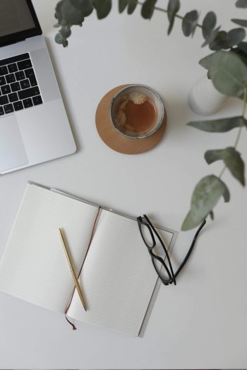 ordinateur posé sur un bureau préparation de textes rédaction web
